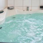 Eine Whirlpool-Badewanne mit Wasser und Armlehnen