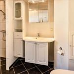 Badezimmer mit Dusche, Waschbecken und Toilette.