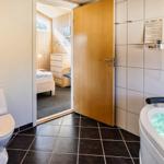 Bad mit Whirlpool, Toilette und Blick in Schlafzimmer