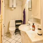 Badezimmer mit Waschbecken, Toilette und Duschvorhang.