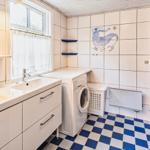 Badezimmer mit Waschmaschine, Spiegel und Sauna