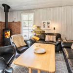 Wohnzimmer mit Kamin, Sofa und Tisch