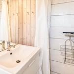 Bad mit Dusche, Waschbecken und Spiegel