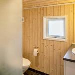 Badezimmer mit Dusche, WC und Waschbecken mit Spiegel