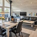 Essbereich mit Tisch und Stühlen, Wohnzimmer mit Sofa und Kamin.