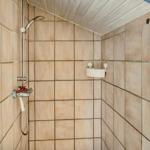 Dusche mit Duschbrause und Handbrause an Wand montiert