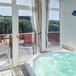 Innenhof mit Whirlpool, Terrasse und Blick auf Dünen.