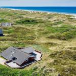Haus auf Dünen mit Blick auf Strand und Meer