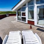 Terrasse mit Liegestühlen und Blick auf Dünen