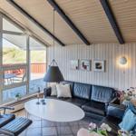 Wohnzimmer mit Sofa, Tisch und Blick auf Balkon
