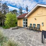 Helle Holzhaus mit Terrasse, Gartenmöbel und Grillplatz. Hinterhof mit Spielplatz.