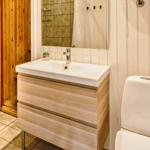Badezimmer mit Waschbecken, Toilette und Dusche.