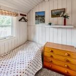 Schlafzimmer mit zwei Betten, Schrank und Fenster mit Blick.