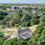 Haus mit Strohdach in Wald, Blick auf Strand und Dünen