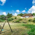 Haus mit Schaukel im Grünbereich