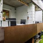 Terrasse mit Tisch, Stühlen und Sicht auf Grünfläche