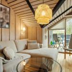 Wohnzimmer mit Sofa, Glas-Tisch und Blick auf Terrasse