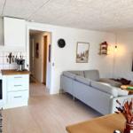 Wohnung mit Küche, Sofa und Fernseher