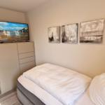 Schlafzimmer 1 unten mit Smart-TV...