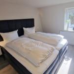 Schlafzimmer 2 mit Boxspringbett...