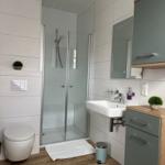 Das Badezimmer ist mit Dusche(ebenerdiger Einstieg) WC und einer kleinen Bank ausgestattet.