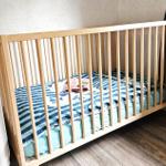 Babybett steht im Schlafzimmer 1