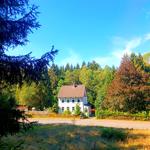 Blick von dem Wanderweg auf das Ferienhaus Villa Familienglück