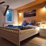 Schlafzimmer 4 von 5 mit einem Doppelbett und Komode sowie einem Kleiderständer.