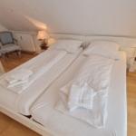 Schlafzimmer mit Doüüelbett...