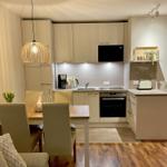 moderne Küche mit Backofen und Geschirrspüler...