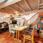 Wohnraum mit Kaminofen, Ansicht zum Flur