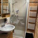 Badbereich Waschbecken und moderne ebenerdige Dusche