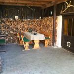 überdachte gemütliche Sitzecke am  Grillkamin