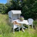 Strandkorb im Gemeinschaftsgarten, der allen Gästen des Hauses zur Verfügung steht.