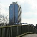 Brücke mit Möwen, im Hintergrund Hochhaus mit Vogelmotiven.