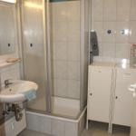 Badezimmer mit Dusche, Waschbecken und Toilette