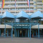 Hotel mit blauen Dächern und Eingangsbereich mit Flaggen