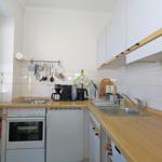 Küche mit Arbeitsplatte, Spüle und Küchengeräten