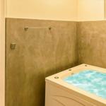 Bad mit Whirlpool und angrenzender Sauna.