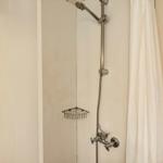 Dusche mit Duschbrause und Duschvorhang