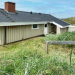 Holzhaus mit Terrasse und Grillplatz in Grasland