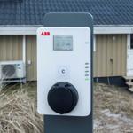 Ladestation vor einem Haus mit Schild VIOLEN