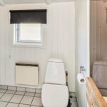Wohnung mit Waschmaschine, Toilette und Bad mit Dusche.