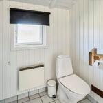 Badezimmer mit Toilette, Waschmaschine und Sauna