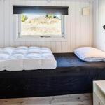 Schlafzimmer mit Bett, Fenster und Schrank.