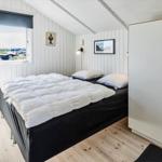 Schlafzimmer mit Bett, Kleiderschrank und Fenster mit Blick.