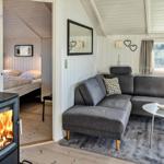 Wohnbereich mit Sofa, Kamin und Blick in Schlafzimmer
