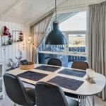 Esszimmer mit Tisch, Stühlen und Blick auf Balkon