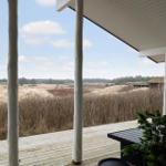 Terrasse mit Blick auf trockenes Gras und Wald