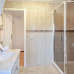 Badezimmer mit großer Dusche und WC